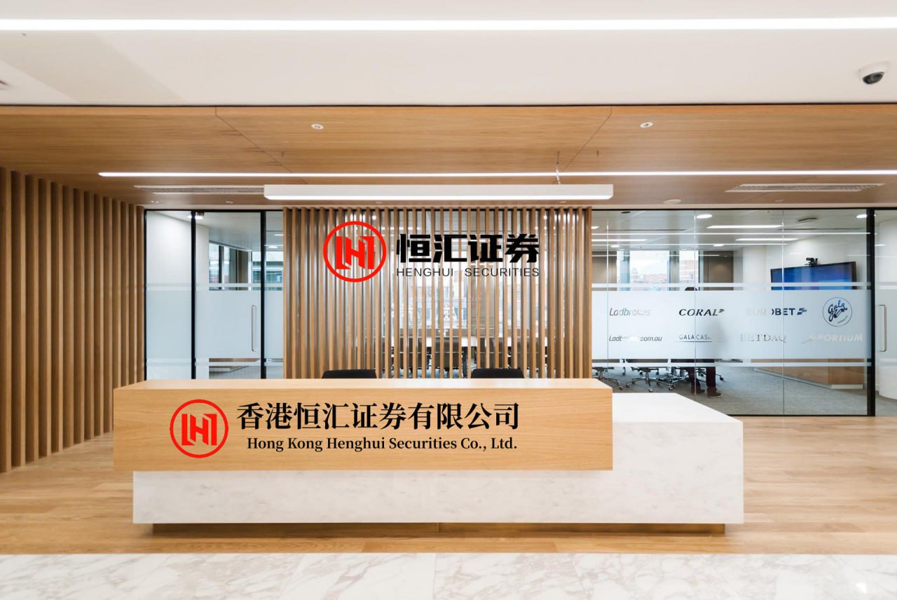 金牛股 这是百年前，一位旗人贵妇坐在自家院里的椅子上，身后立着她的贴身仆人。